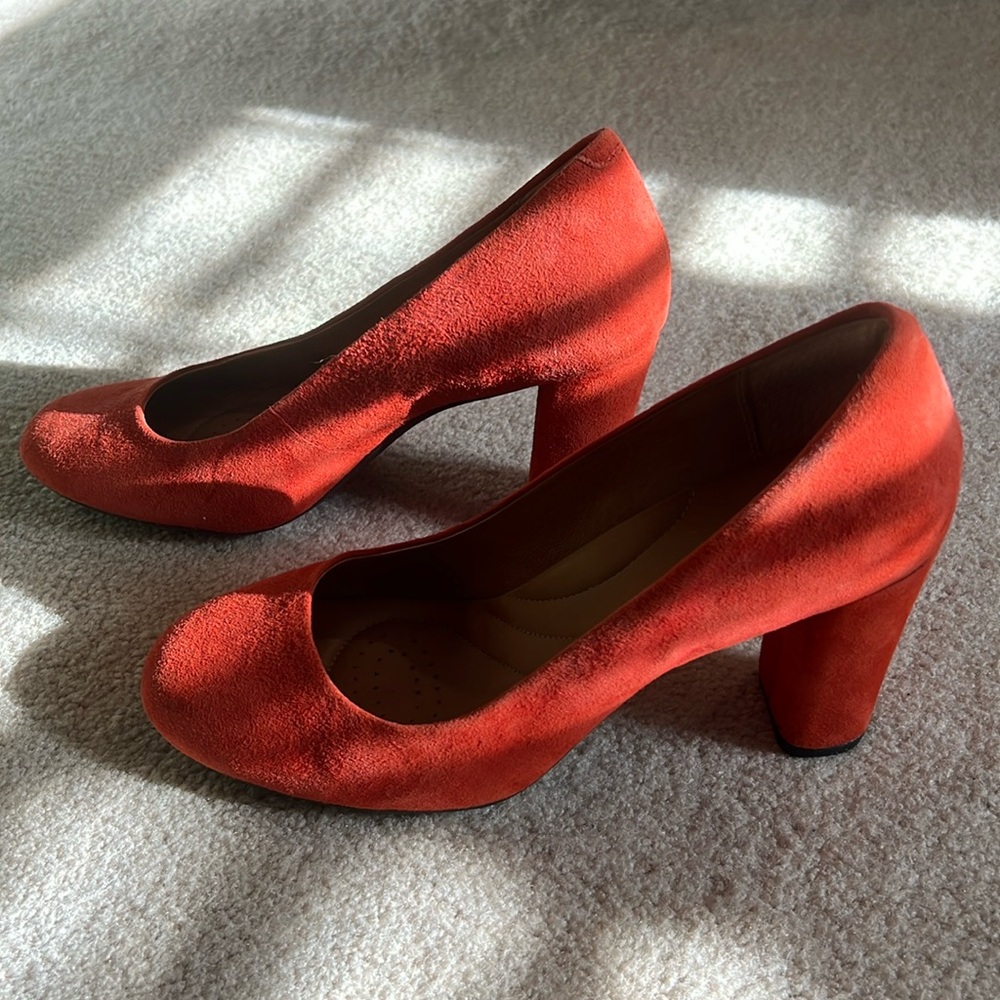 Clarks Suede Block Heel Pump - Size 8.5
